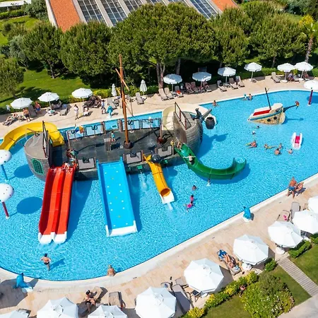 Hotel Bellis Deluxe & Heated For Winter Aqua Park