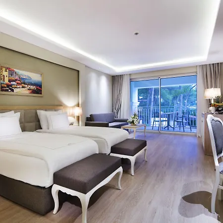 Hotel Bellis Deluxe & Heated For Winter Aqua Park